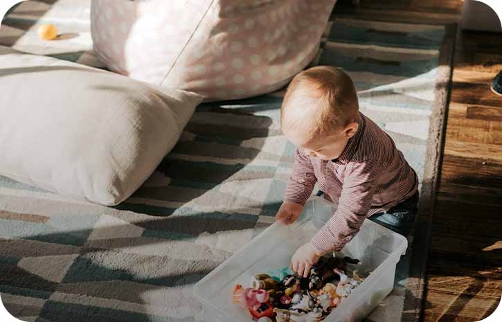 Baby beschäftigt sich mit Spielzeug | Babyservice 