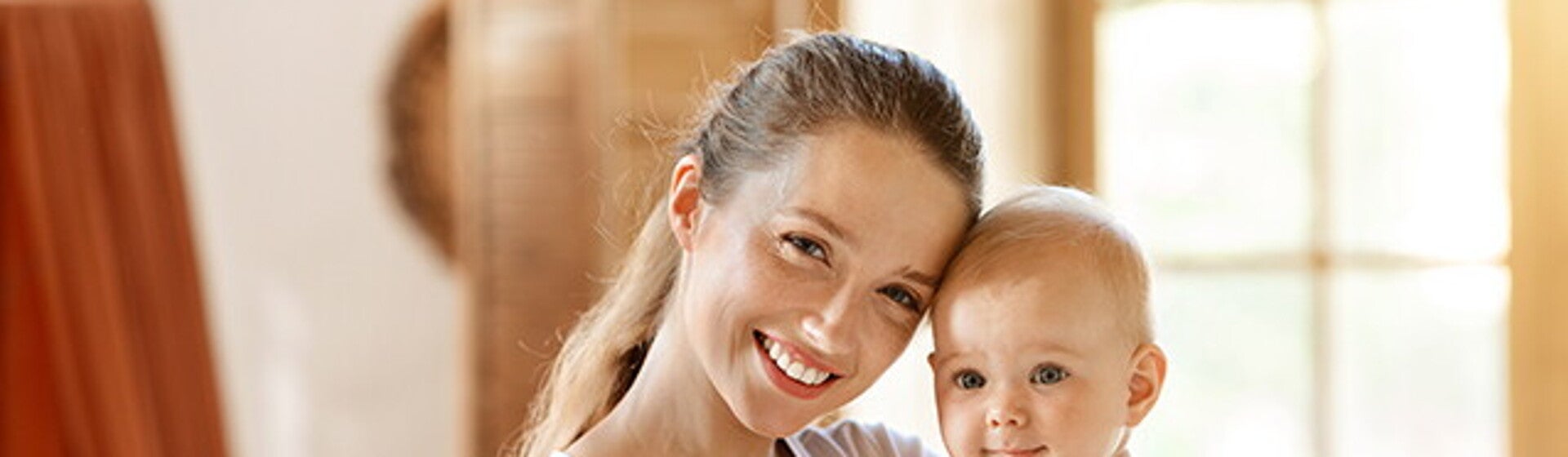 Mama mit Kind auf Arm Mama mit Kind auf Arm